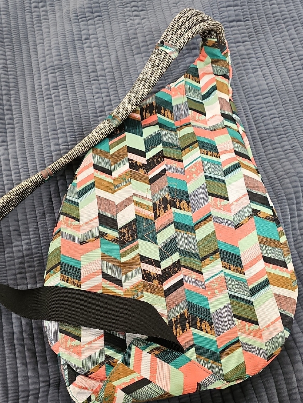 Kavu Sling Bag Like New - Picture 4 of 6